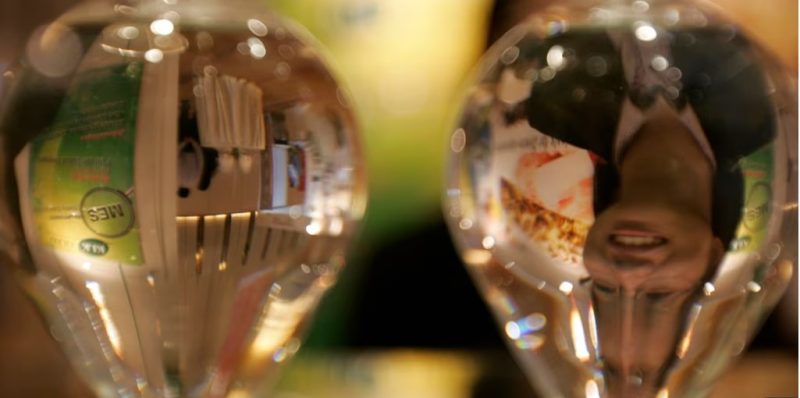 ILUSTRASI - Botol betain, produk minyak sawit, memantulkan wajah seorang pengunjung pada pameran di Kuala Lumpur 11 Maret 2009. (REUTERS/Zainal Abd Halim)