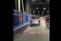 Mobil yang melaju saat melintas Jembatan Pangulu Iban, yang dilarang dilintasi mobil roda empat dan seterusnya. Foro tangkapan layar video warga.