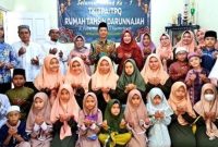 nggota Komisi I DPRD Barito Utara, Hj Nety Herawati didampingi Sekda Muhlis sekaligus Ketua LPTQ Barito Utara dan staf ahli bidang hukum Hj Siti Nornah Iriawati, foto bersama usai peringati milad ke 1 Rumah Tahsin Darunnajah. Foto.Nova Eliza Putri/1tulah.com