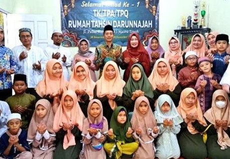 nggota Komisi I DPRD Barito Utara, Hj Nety Herawati didampingi Sekda Muhlis sekaligus Ketua LPTQ Barito Utara dan staf ahli bidang hukum Hj Siti Nornah Iriawati, foto bersama usai peringati milad ke 1 Rumah Tahsin Darunnajah. Foto.Nova Eliza Putri/1tulah.com