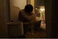 Ilustrasi seorang wanita menunduk karena dalam kondisi stres/depresi (Pexels.com/@cottonbro)