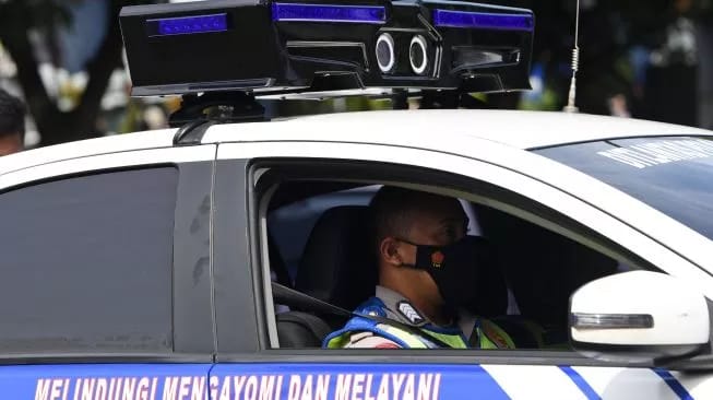 Polisi berada di dalam kendaraan dengan perangkat sistem tilang elektronik (ETLE) Mobile yang diluncurkan di Mapolda Metro Jaya, Jakarta, Selasa (13/12/2022). Sumber foto : suara.com