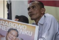 ILUSTRASI: Kader Gerindra membawa poster dukungan untuk Ketua Umum Partai Gerindra Prabowo Subianto sebagai calon presiden pada Pilpres 2024 di Kantor Badan Pemenangan Presiden Partai Gerindra, Jakarta, Sabtu (7/1/2023). [Suara.com].