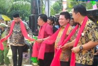 Ketua DPRD Kalteng, Wiyatno (dua dari kanan) membaur bersama warga saat menghadiri kegiatan sunatan masal yang diselenggarakan oleh IKP di Desa Kantan Dalam, Minggu (15/1/2023) Foto: Humas DPRD Kalteng
