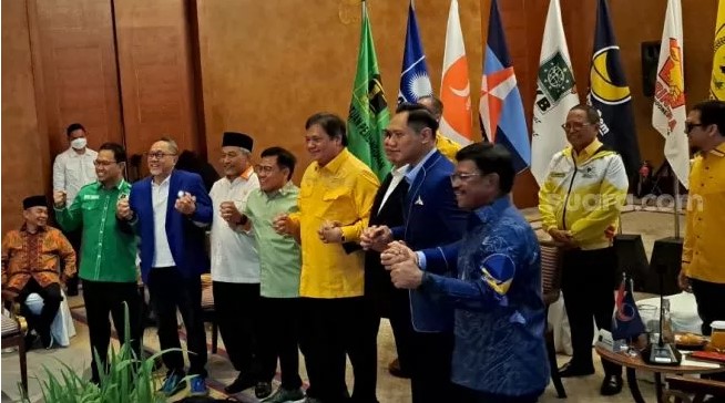 Para petinggi dari 8 parpol berkumpul di Hotel Dharmawangsa, Minggu (8/1/2023). (Suara.com/Novian)