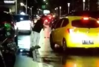 Sopir Fortuner saat merusak pengemudi Honda Brio di Senopati, Jaksel. Sumber foto : suara.com