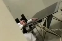 Anak ini dikira sedang bermain game, ternyata sedang menghafal Al-Qur'an. (Foto: suara.com)