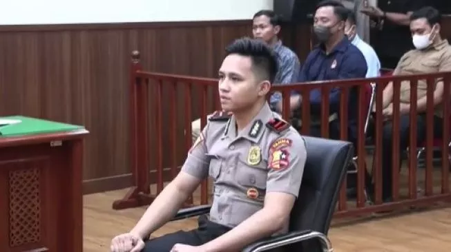 Bharada E atau Richard Eliezer Pudihang Lumiu menjalani sidang Komisi Kode Etik Polri (KKEP) di ruang sidang KKEP Gedung TNCC, Mabes Polri, Kebayoran Baru, Jakarta Selatan, Rabu (22/2/2023). Sumber foto : suara.com