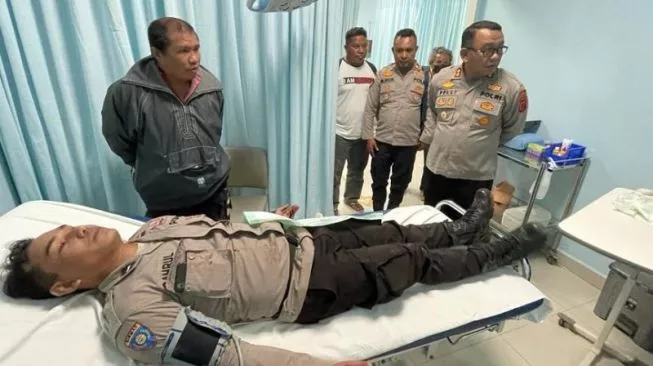 Bhabinkamtibmas Aipda Sahrul Ramadan yang dirawat di RS SIloam Labuan Bajo, Manggarai Barat. Sumber foto : suara.com