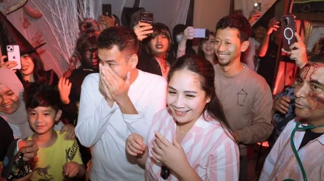 Raffi Ahmad dan Nagita Slavina mendapat kejutan ulang tahun. Sumber foto : suara.com