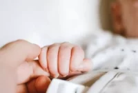 Ilustrasi bayi bersama orang tuanya. Sumber foto : suara.com