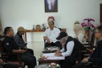 Coklit data pemilu kepada Wakil Bupati Asahan Taufik Zainal Abidin Siregar, S.Sos, M.Si beserta keluarga di Rumah Dinas Wakil Bupati Asahan di Kelurahan Mekar Baru Kecamatan Kota Kisaran Barat, Rabu (22/02/2023). Foto:NST/1tulah.com