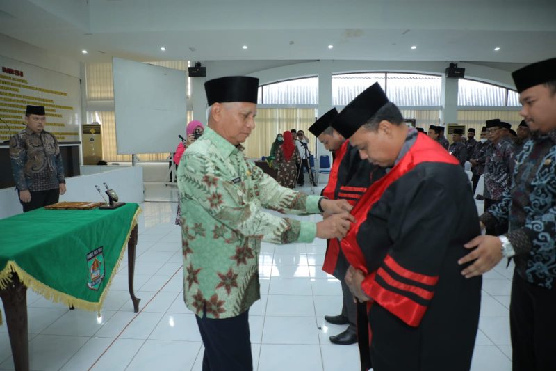 Bupati Asahan H. Surya, BSc melantik Dewan MTQ ke-54 Tingkat Kabupaten Asahan Tahun 1444 H/2023 M di Aula Melati Kantor Bupati Asahan, Jumat (24/02/2023). Foto: Irawan/1tulah.com