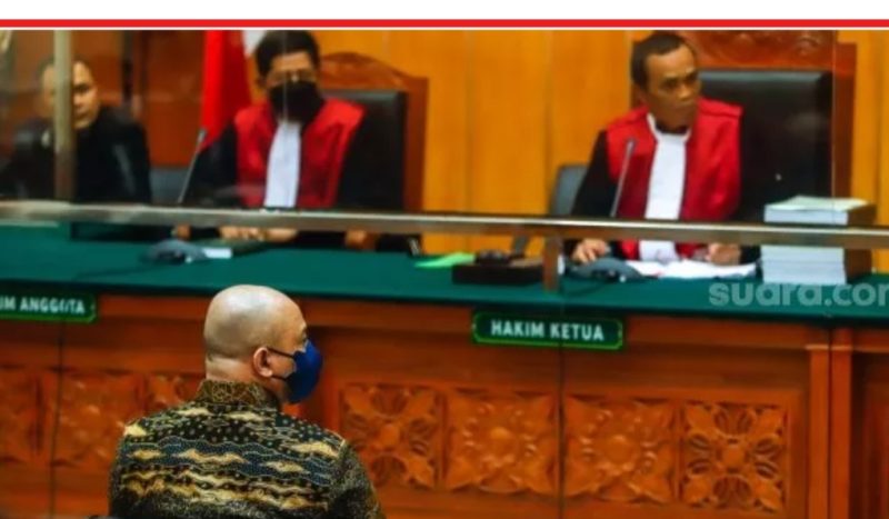 Terdakwa kasus narkoba Teddy Minahasa saat mengikuti sidang di Pengadilan Negeri Jakarta Barat, Kamis (2/2/2023). [Suara.com/Alfian Winanto]
