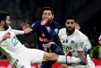 Penyerang Paris Saint-Germain asal Argentina Lionel Messi (tengah) berebut bola dengan bek Marseille Sead Kolasinac (Kiri) dan Samuel Gigot selama pertandingan babak 16 besar Piala Liga Prancis (Coupe de France) antara Olympique Marseille vs Paris Saint-Germain (PSG) di Stade Velodrome di Marseille, Prancis selatan pada 8 Februari 2023. CHRISTOPE SIMON / AFP