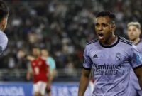 Penyerang Real Madrid asal Brasil Rodrygo (kanan) melakukan selebrasi dengan gelandang Dani Ceballos (kiri) setelah mencetak gol ketiga timnya selama pertandingan semifinal Piala Dunia Klub FIFA antara Al-Ahly vs Real Madrid di Pangeran Moulay Abdellah Stadion di Rabat pada 8 Februari 2023. Khaled DESOUKI / AFP
