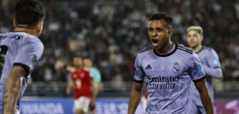 Penyerang Real Madrid asal Brasil Rodrygo (kanan) melakukan selebrasi dengan gelandang Dani Ceballos (kiri) setelah mencetak gol ketiga timnya selama pertandingan semifinal Piala Dunia Klub FIFA antara Al-Ahly vs Real Madrid di Pangeran Moulay Abdellah Stadion di Rabat pada 8 Februari 2023. Khaled DESOUKI / AFP