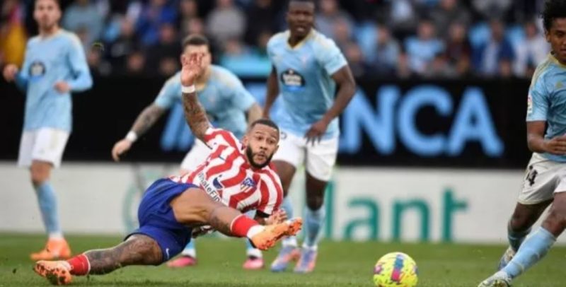 Penyerang Atletico Madrid Memphis Depay mencetak gol semata wayang untuk timnya pada pertandingan Liga Spanyol yang dimainkan di Stadion Balaidos, Vigo, Senin (13/2/2023). (ANTARA/AFP/MIGUEL RIOPA)