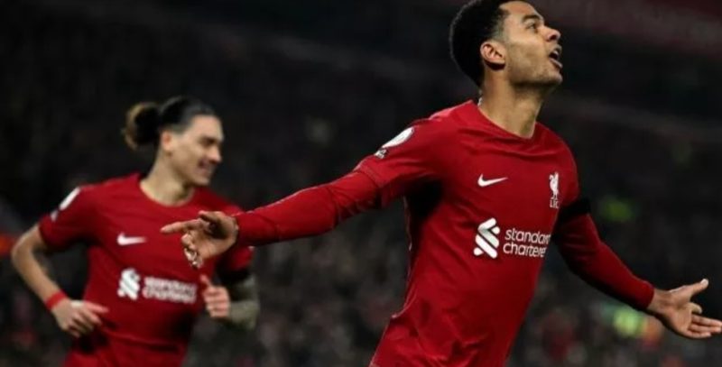 Striker Liverpool Cody Gakpo (kanan) melakukan selebrasi usai mencetak gol kedua tim selama pertandingan pekan ke-23 Liga Inggris antara Liverpool vs Everton di Anfield di Liverpool, barat laut Inggris pada 13 Februari 2023. Paul ELLIS / AFP