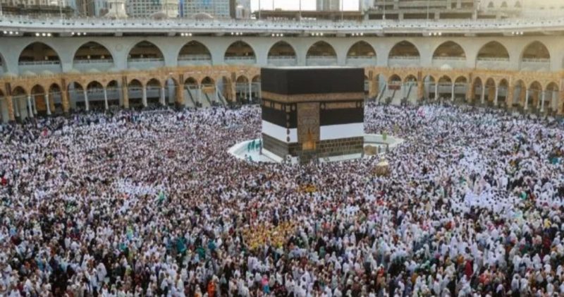 Umat Muslim berkumpul di depan Ka'bah di Masjidil Haram, Makkah, Arab Saudi, Sabtu (2/7/2022). [AFP]