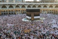 Umat Muslim berkumpul di depan Ka'bah di Masjidil Haram, Makkah, Arab Saudi, Sabtu (2/7/2022). [AFP]