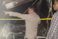 Polisi menunjukan lokasi rumah yang terbakar diduga dilakukan oleh pelaku. (foto : Polres Barut)