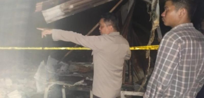 Polisi menunjukan lokasi rumah yang terbakar diduga dilakukan oleh pelaku. (foto : Polres Barut)