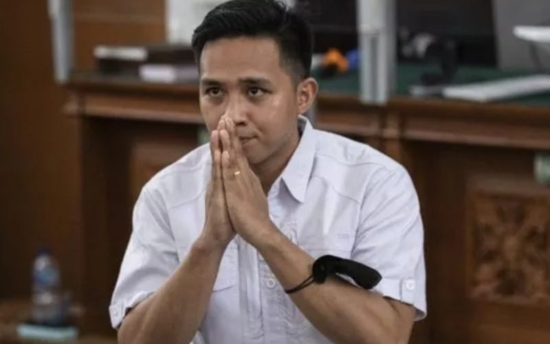 Terdakwa kasus pembunuhan berencana Brigadir Yosua Hutabarat, Richard Eliezer alias Bharada E memberikan salam saat sidang dnegan agenda pembacaan vonis di Pengadilan Negeri Jakarta Selatan, Jakarta, Rabu (15/2/2023). [ANTARA FOTO/Sigid Kurniawan].
