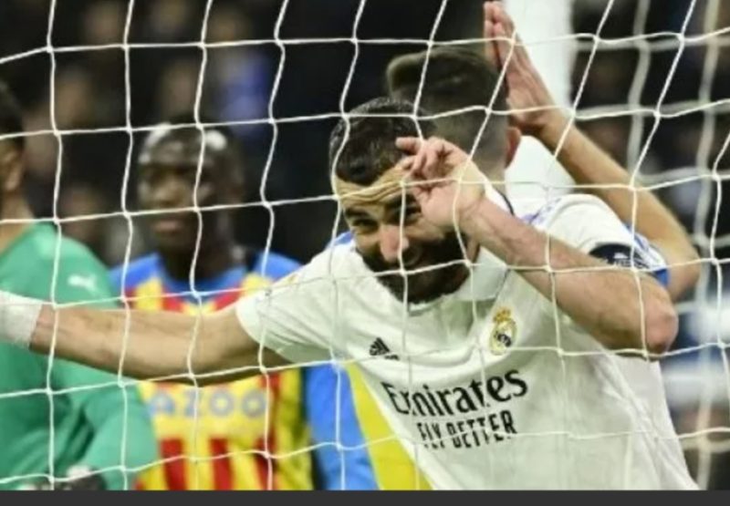 Penyerang Real Madrid asal Prancis Karim Benzema bereaksi setelah membuang kesempatan mencetak gol selama pertandingan tunda pekan ke-17 Liga Spanyol 2022-2023 antara Real Madrid vs Valencia di stadion Santiago Bernabeu di Madrid pada 2 Februari 2023. JAVIER SORIANO / AFP.