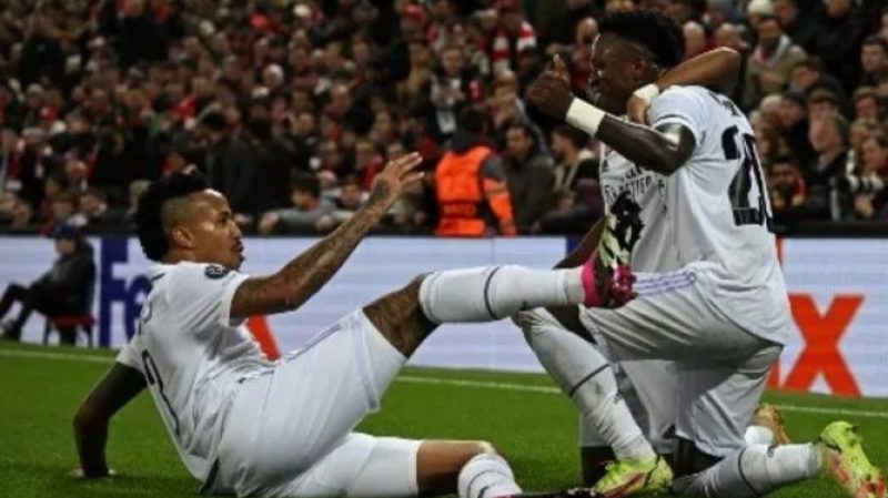 Penyerang Real Madrid Brasil Vinicius Junior (kanan) merayakan golnya bersama rekannya Rodrygo (Tengah) dan Eder Militao selama pertandingan sepak bola leg pertama babak 16 besar Liga Champions UEFA antara Liverpool dan Real Madrid di Anfield di Liverpool, Inggris pada 21 Februari 2023. Paul ELLIS / AFP