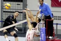 Pebola voli Jakarta Pertamina Pertamax Luiz Felippe Perotto (kiri) melakukan smes ke arah pebola voli Surabaya Bhayangkara Samator dalam laga Proliga 2022 di Padepokan Voli Jenderal Polisi Kunarto, Sentul, Kabupaten Bogor, Jawa Barat, Sabtu (29/1/2022). Jakarta Pertamina Pertamax menang dengan skor 3-2 (25-19, 19-25, 25-15, 21-25, 15-9). ANTARA FOTO/Yulius Satria Wijaya/wsj.