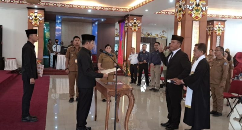 Bupati Murung Raya Perdie M Yoseph saat melantik Testo Sarjono sebagai Direktur Perumda Danum PomolumGedung B, Kantor Bupati Mura, Selasa (21/2/2023). (foto : Suroso/1tulah.com)