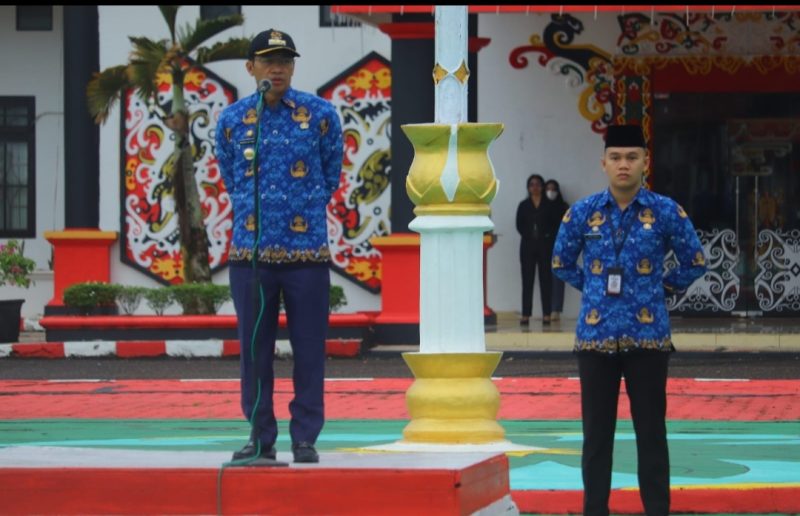 Bupati Murung Raya Perdie M Yoseph 
saat memimpin apel gabungan lingkup Pemkab Murung Raya Senin (20/02/2023). (foto : Suroso/1tulah.com)