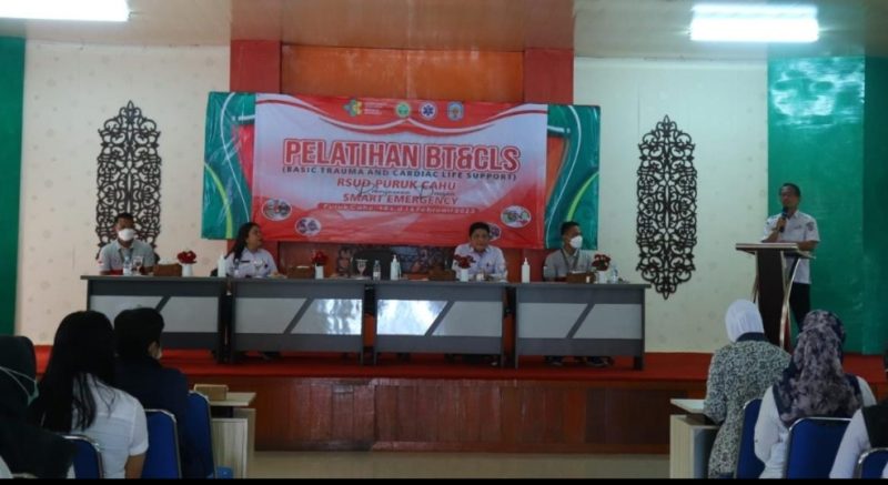 Staf Ahli Bidang Hukum dan Politik Sekretariat Daerah Mura Rahmat K. Tambunan memberikan sambutan Pelatihan BTLCS lingkup UPTD RSUD Puruk Cahu, Rabu (15/2) di aula Dinkes Murung Raya. (Suroso/1tulah.com)