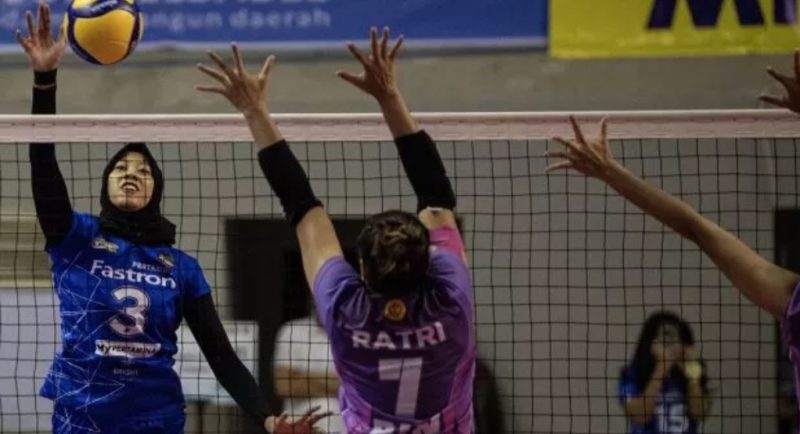 Pebola voli putri Jakarta Pertamina Fastron Megawati Hangestri Pertiwi (kiri) melepaskan smes yang coba ditahan oleh pebola voli Jakarta BIN Ratri Wulandari (tengah) pada pertandingan putaran pertama minggu ketiga PLN Mobile Proliga 2023 di Palembang Sport and Convention Center (PSCC), Palembang, Sumatera Selatan, Jumat (20/1/2023). ANTARA FOTO/Nova Wahyudi/aww.