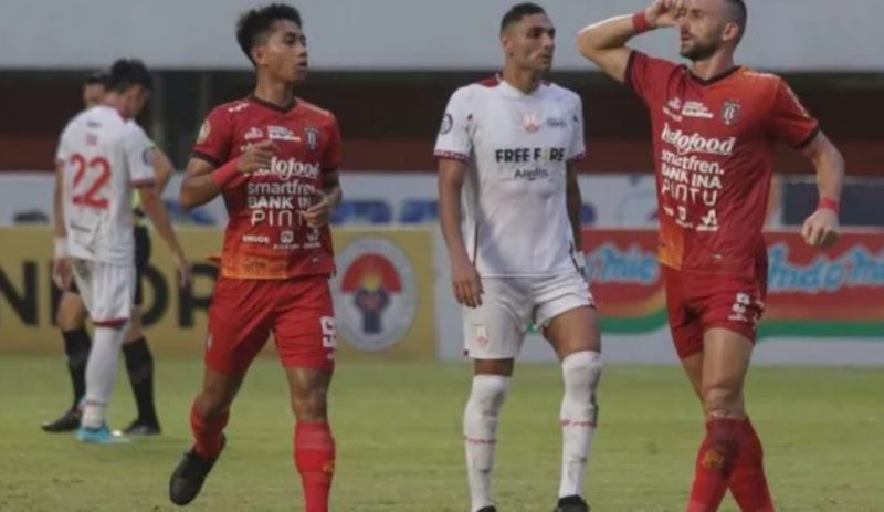 Pesepak Bola Bali United FC Ilija Spasojevic (kanan) melakukan selebrasi setelah berhasil menjebol gawang Persis Solo dalam pertandingan BRI Liga 1 di Stadion Maguwoharjo, Sleman, D.I Yogyakarta, Senin (27/2/2023). Bali United FC mengalahkan Persis Solo dengan skor 3-1. ANTARA FOTO/Andreas Fitri Atmoko/tom.