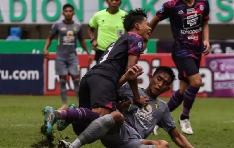 Pesepak bola Rans Nusantara FC Moh Edo (kiri) berebut bola dengan pesepak bola Persebaya Surabaya Rizky Ridho (kanan) pada lanjutan BRI Liga 1 di Stadion Pakansari, Kabupaten Bogor, Jawa Barat, Selasa (28/2/2023). ANTARA FOTO/Asprilla Dwi Adha/rwa.