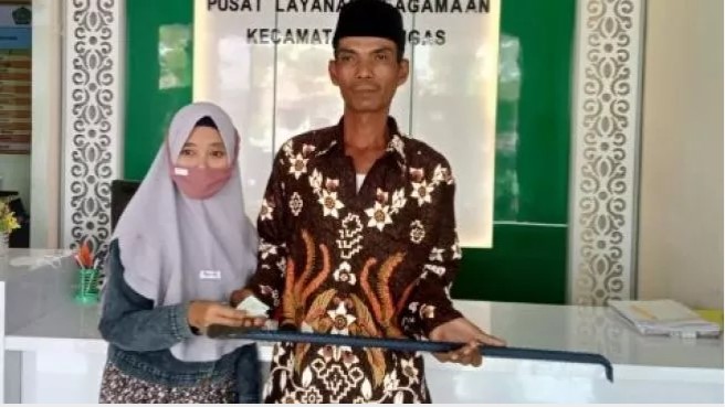 Samsul dan Sumiati menikah dengan mahar Linggis [Foto: Wartabromo/suara.com]