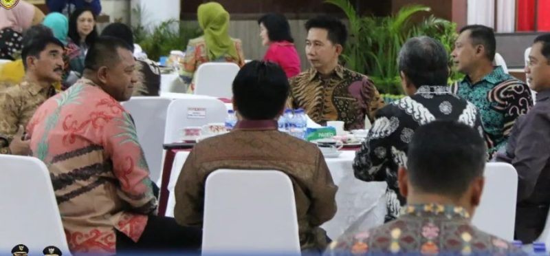 Bupati Barito Utara H. Nadalsyah saat menghadiri malam pisah sambut Komandan Korem 102/Panju Panjung di Aula Berkah Makorem 102/Panju Panjung, Jumat (24/2/2023). Foto:Delia/1tulah.com