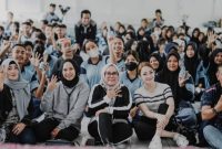 Waket III DPRD Kalteng, Faridawaty Darland Atjeh (tengah) foto bersama dengan para guru dan siswa SMAN 1 Basarang seusai menyampaikan sosialisasi terkait wawasan kebangsaan dan pendidikan pemilih pemula. (Foto:Humas DPRD Kalteng)