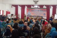 Lisda Arriyana Pj. Bupati Barsel (berdiri dimimbar) saat berpidato diacara sosialisasi sekaligus launching aplikasi e-Posyandu suatu layanan kesehatan berbasis online,  Senin (27/2/2023). Foto. Alifansyah/1tulah.com