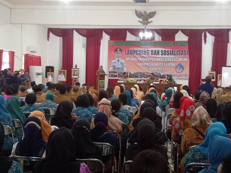 Lisda Arriyana Pj. Bupati Barsel (berdiri dimimbar) saat berpidato diacara sosialisasi sekaligus launching aplikasi e-Posyandu suatu layanan kesehatan berbasis online,  Senin (27/2/2023). Foto. Alifansyah/1tulah.com