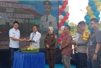Bupati Barito Utara H Nadalsyah saat meresmikan kenaikan status Stasiun Pengisian Bahan Bakar Umum (SPBU) PT Mitra Batara Sarana Mandiri (PT MBSM), dari Modular menjadi Reguler, di SPBU PT MBSM Jalan Ring Road Pendreh, Rabu (8/2/2023). Foto:Delia/1tulah.com