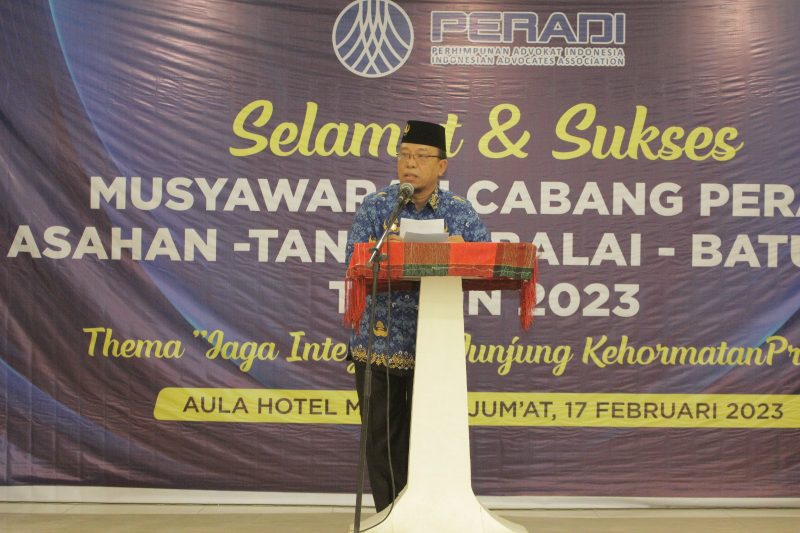 Sekretaris Daerah (Sekda) Kabupaten Asahan, Drs. H. John Hardi Nasution, MSi saat pembukaan Musyawarah Cabang (Muscab) DPC Peradi Asahan-Tanjung Balai-Batu Bara (Astara) tahun 2023 di Aula Hotel Marina Kisaran, Jumat (17/02/2023). Foto:NST/1tulah.com

