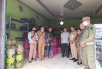 Sekretaris Tim Pemantan penjualan elpiji sesuai HET, H GAzali Montalatua bersama tim saat memantau ke sejumlahl pangkalan di Kota Muara Teweh, Senin (20/02/2023). Foto.Deni Hariadi/1tulah.com