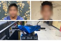 Kedua terduga pelaku penjambretan Sudin dan Wira, saat diamankan polisi. Inzet sepeda motor yang digunakn keduanya beraksi, awal bulan Februari lalu. Foto. Deni hariadi/1tulah.com