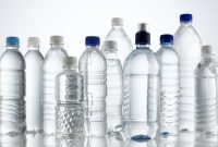 Peneliti menyatakan orang yang minum dari botol plastik disebut dapat menelan dosis mikroplastik yang tidak sehat. Sumber foto : pmjnews.com