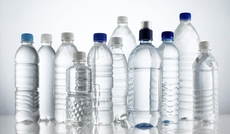 Peneliti menyatakan orang yang minum dari botol plastik disebut dapat menelan dosis mikroplastik yang tidak sehat. Sumber foto : pmjnews.com