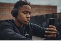 Ilustrasi mendengarkan musik (Unsplash.com/Ilias Chebbi)