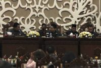 Ketua DPRD Kalteng, Wiyatno (tengah) didampingi Wakil Ketua II DPRD Kalteng Jimmy Carter (kanan) saat memimpin Rapat Paripurna ke-4 Masa Sidang l Tahun Sidang 2023, Selasa (7/2/2023).

